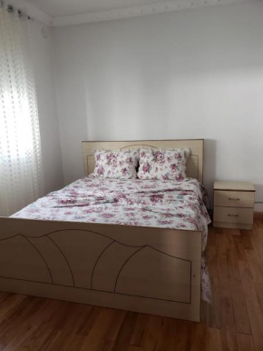Cheerful 2-bedroom cottage,parking on premises
